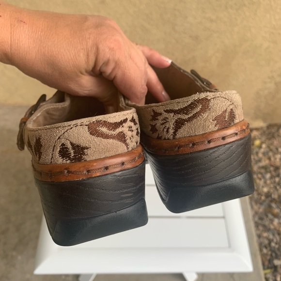 Klogs taupe suede and brown leather embroidered clogs mules size 7.5M - Picture 12 of 15